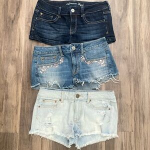 American Eagle Low-Rise Denim Jean Shorts - Size 6/8